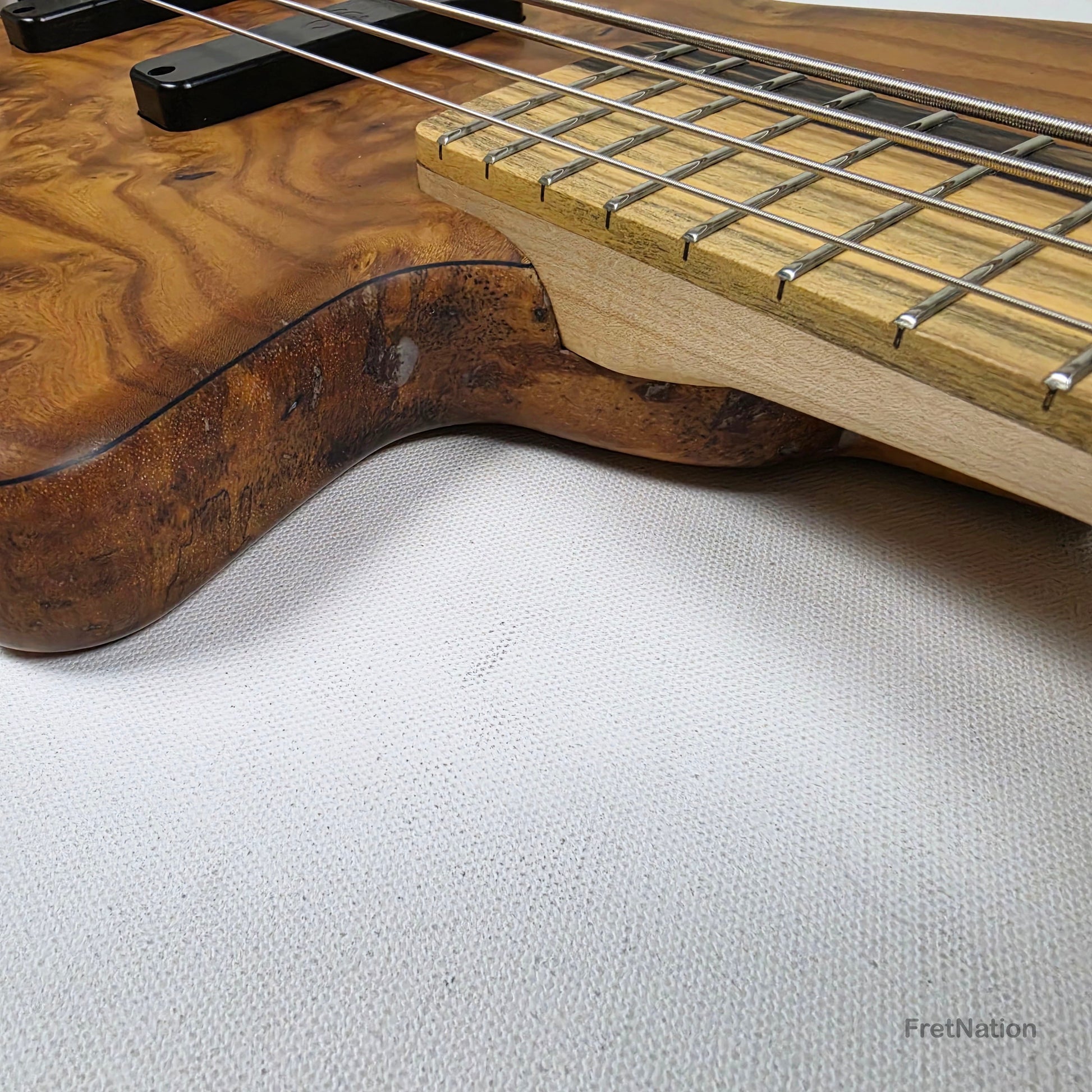 AC Guitars AC Guitars Mule 4/30 Silver Berry Short Scale 4-String Bass 30" Scale 8.40lbs