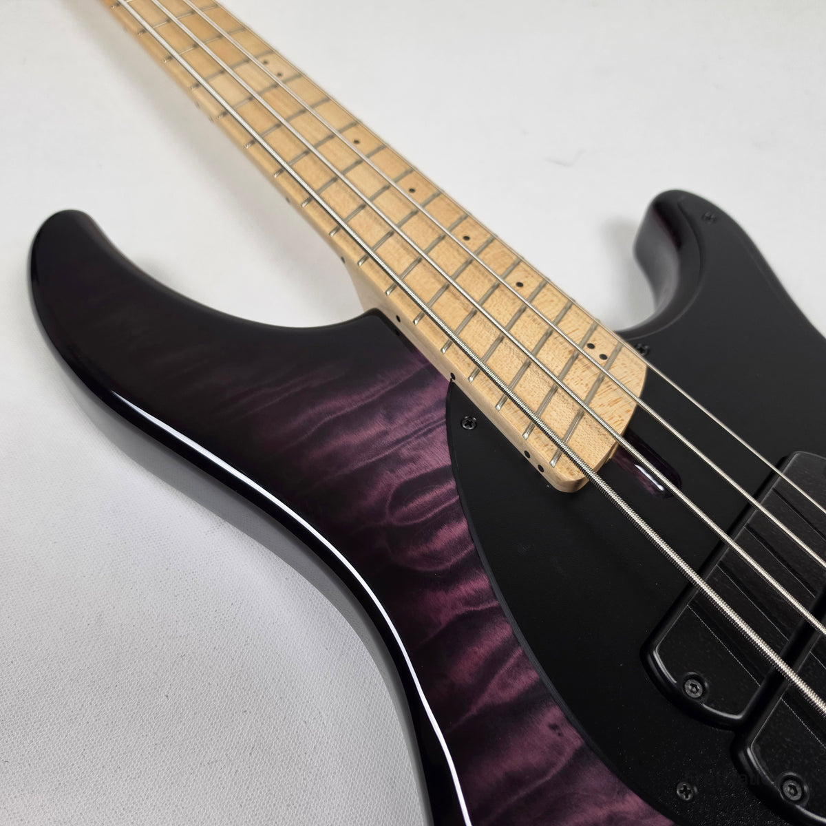 Dingwall Dingwall Combustion C3 4-String UltraViolet Burst Bass w/ Bag - 9.86lbs 12154