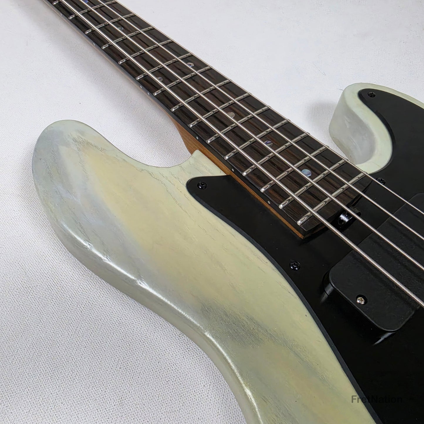 McGrath J-Style Thumper Short Scale 4-String Bass EMG Passive - White Sands 10.16lbs