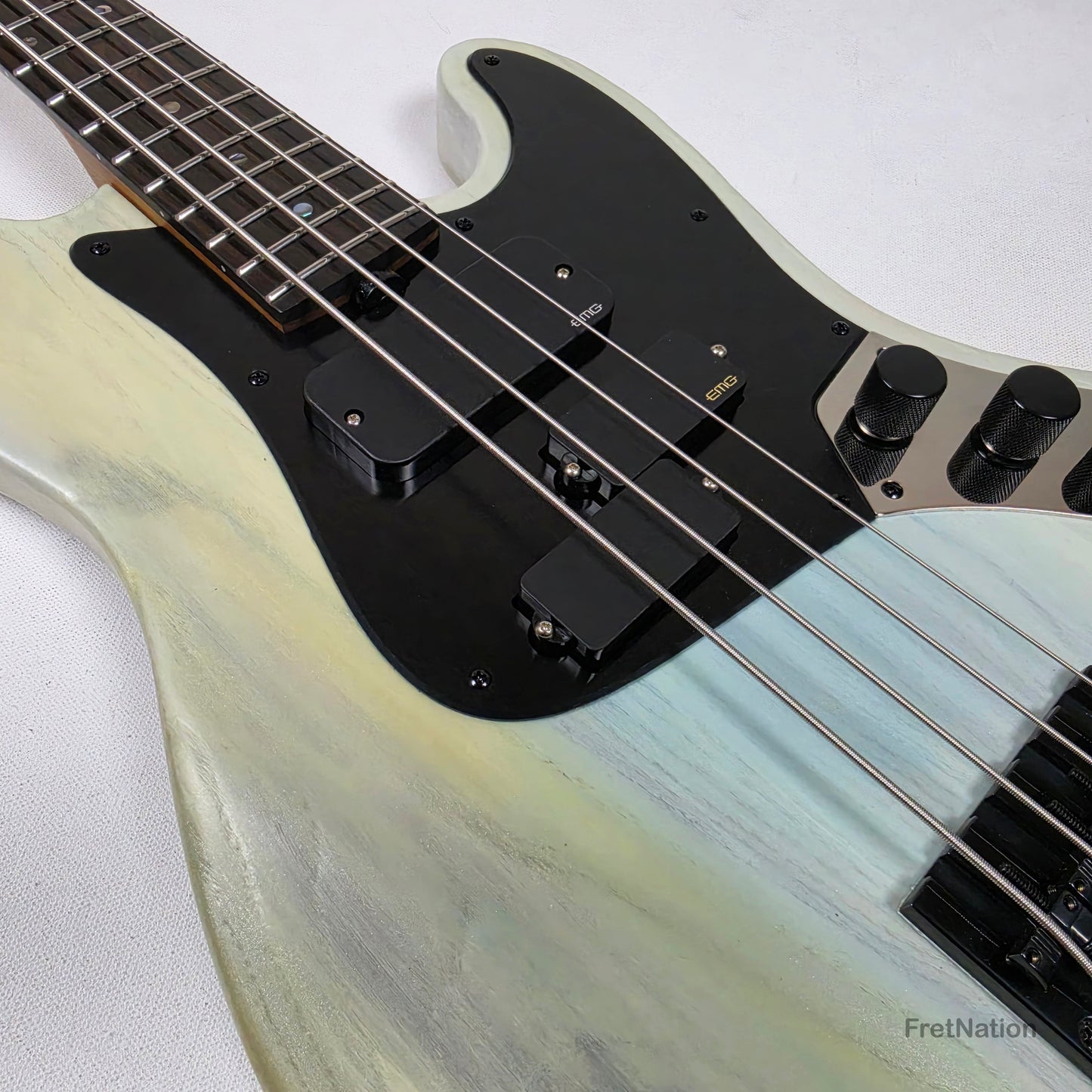 McGrath J-Style Thumper Short Scale 4-String Bass EMG Passive - White Sands 10.16lbs