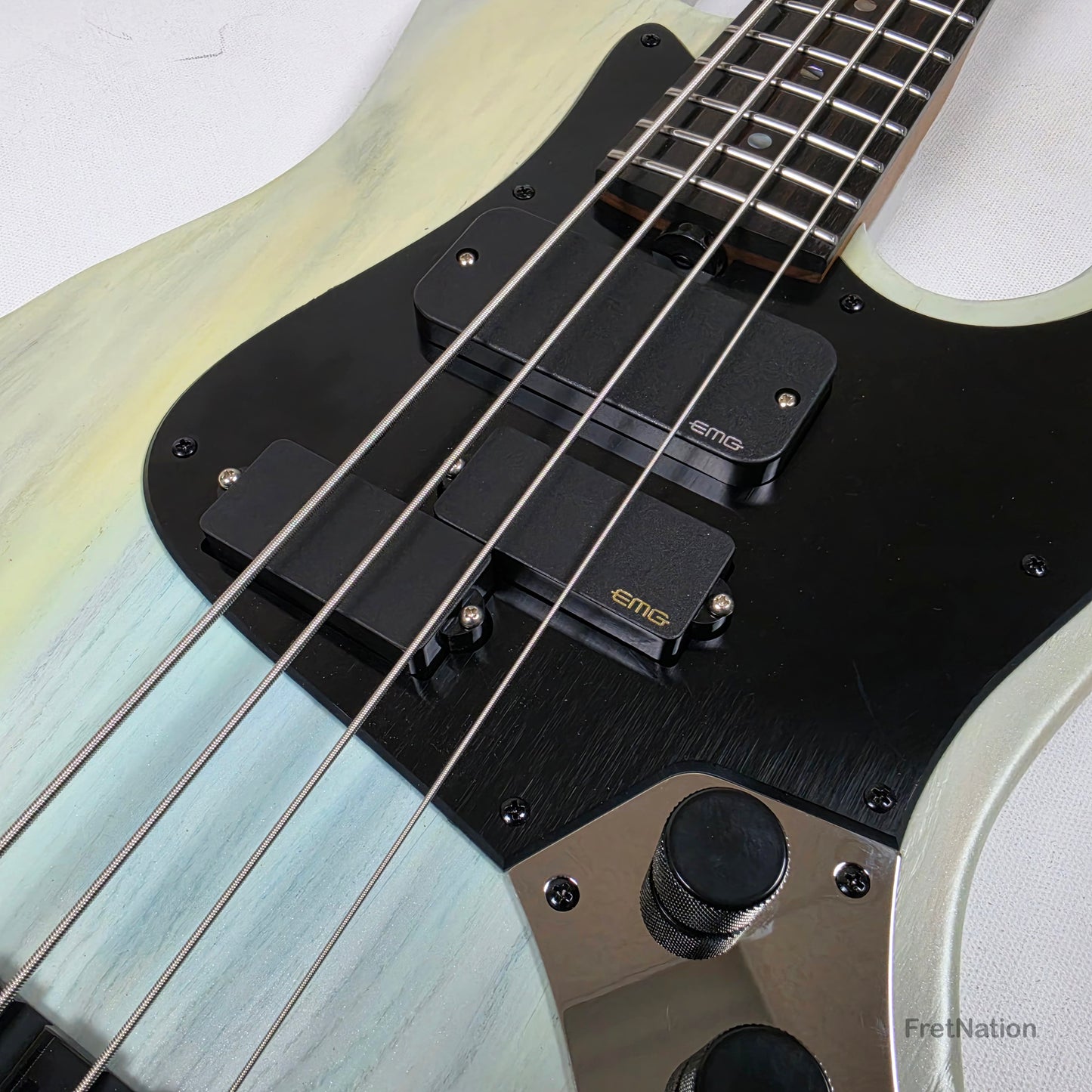 McGrath J-Style Thumper Short Scale 4-String Bass EMG Passive - White Sands 10.16lbs