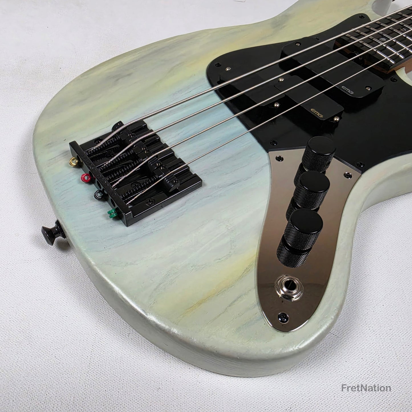 McGrath J-Style Thumper Short Scale 4-String Bass EMG Passive - White Sands 10.16lbs
