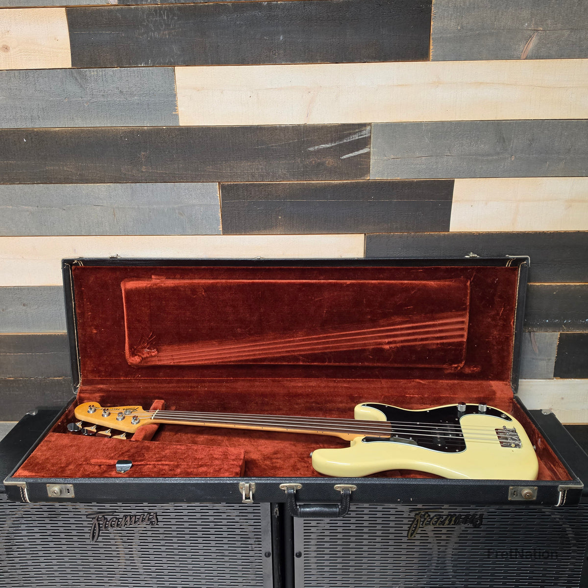 Fret Nation Fender 1979 4-String Precision Bass Fretless Olympic White 10.20lbs #S877840 Pre-Owned