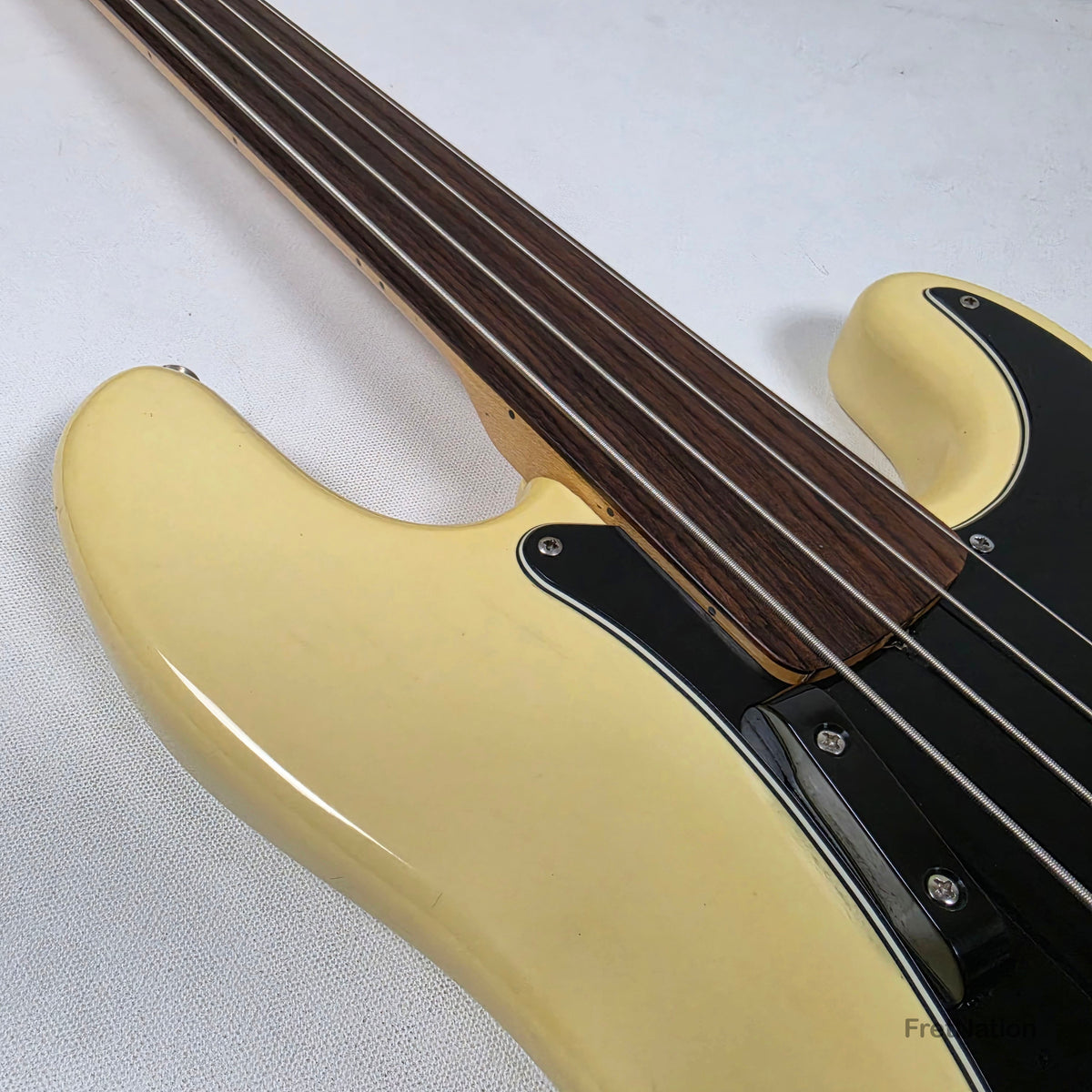 Fret Nation Fender 1979 4-String Precision Bass Fretless Olympic White 10.20lbs #S877840 Pre-Owned
