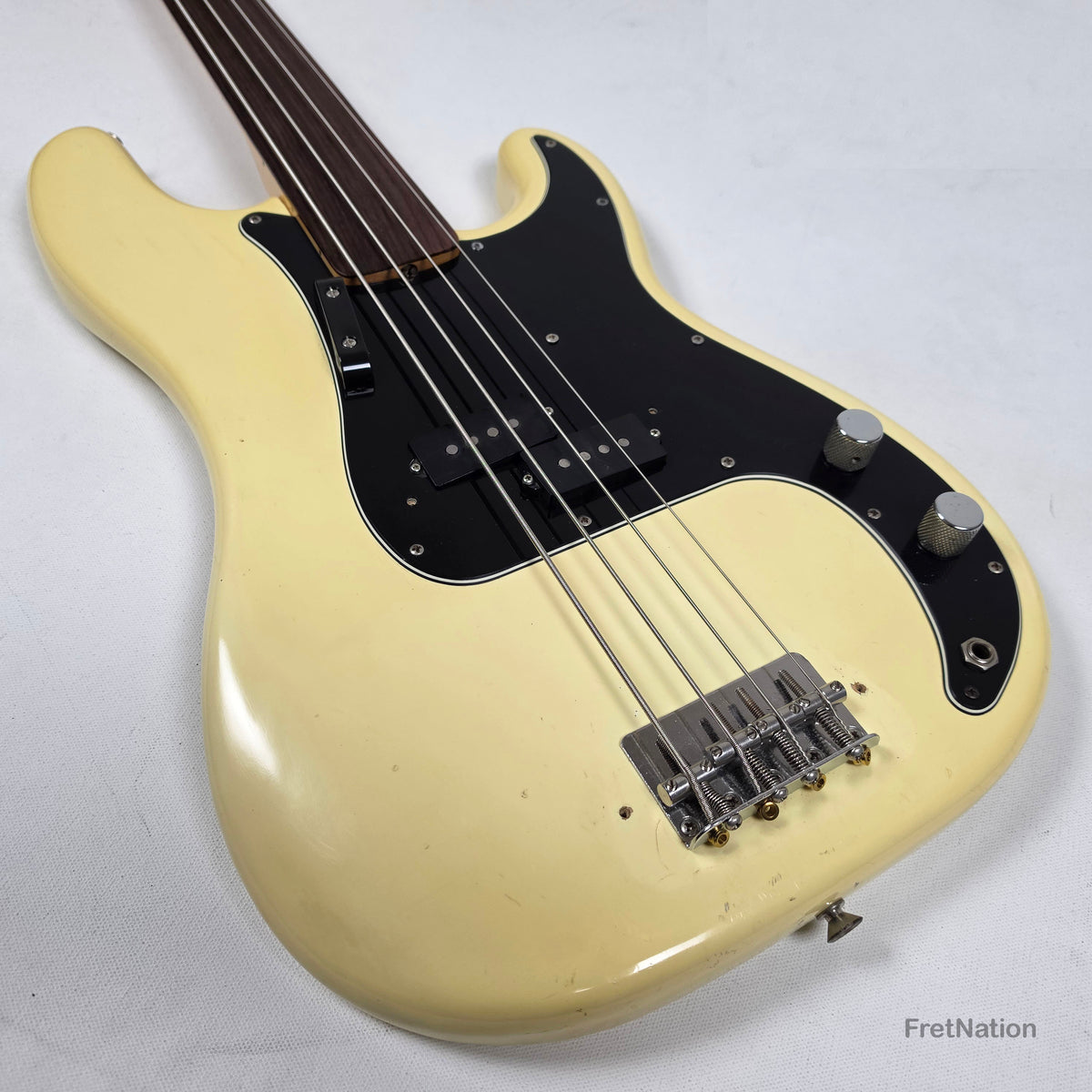 Fret Nation Fender 1979 4-String Precision Bass Fretless Olympic White 10.20lbs #S877840 Pre-Owned