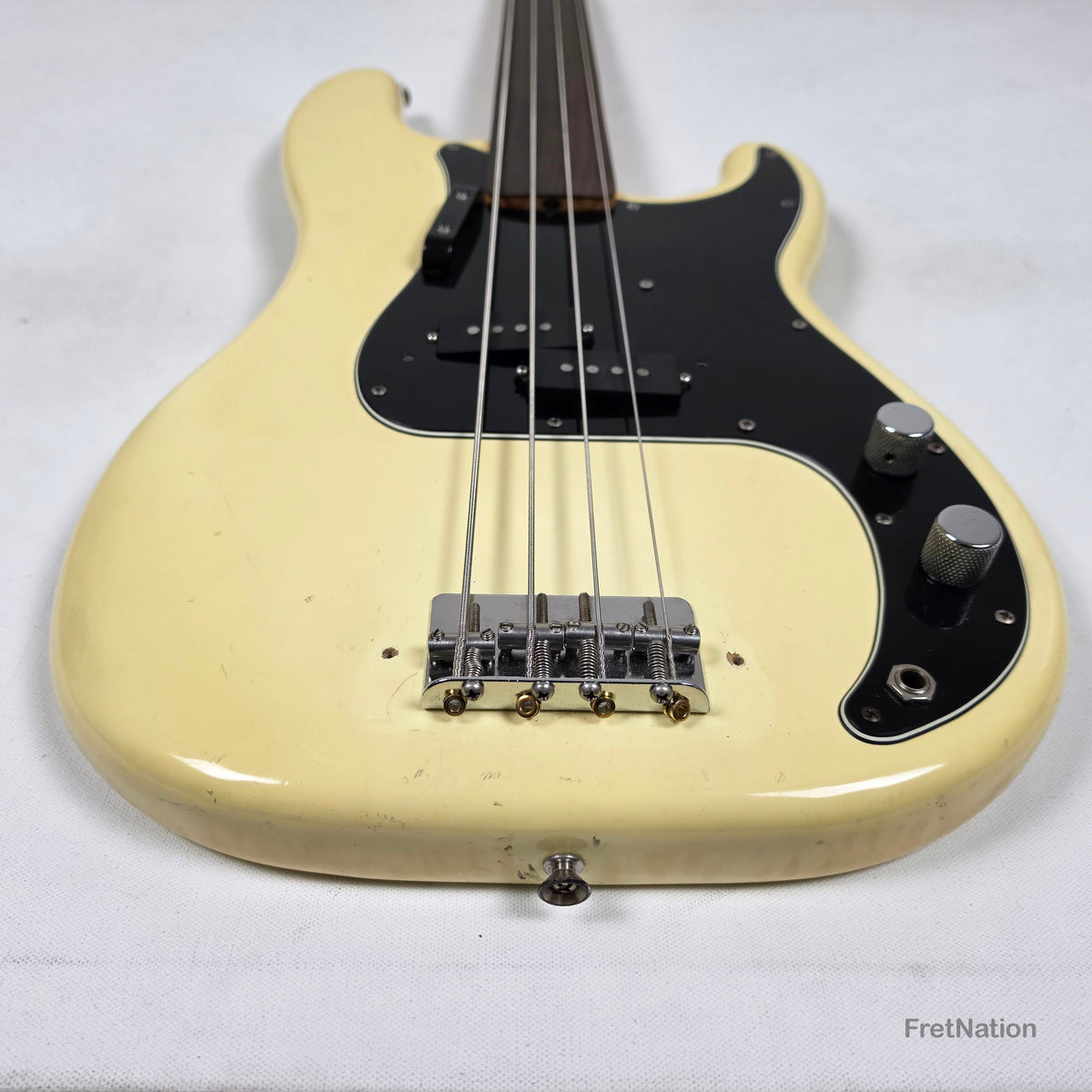 Fret Nation Fender 1979 4-String Precision Bass Fretless Olympic White 10.20lbs #S877840 Pre-Owned