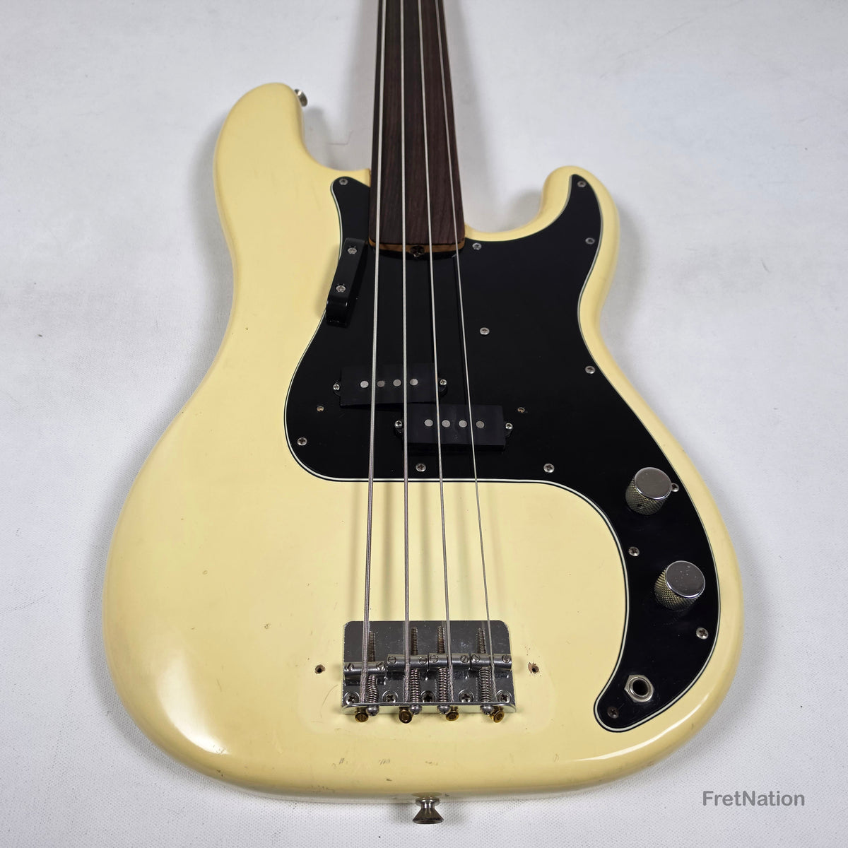 Fret Nation Fender 1979 4-String Precision Bass Fretless Olympic White 10.20lbs #S877840 Pre-Owned