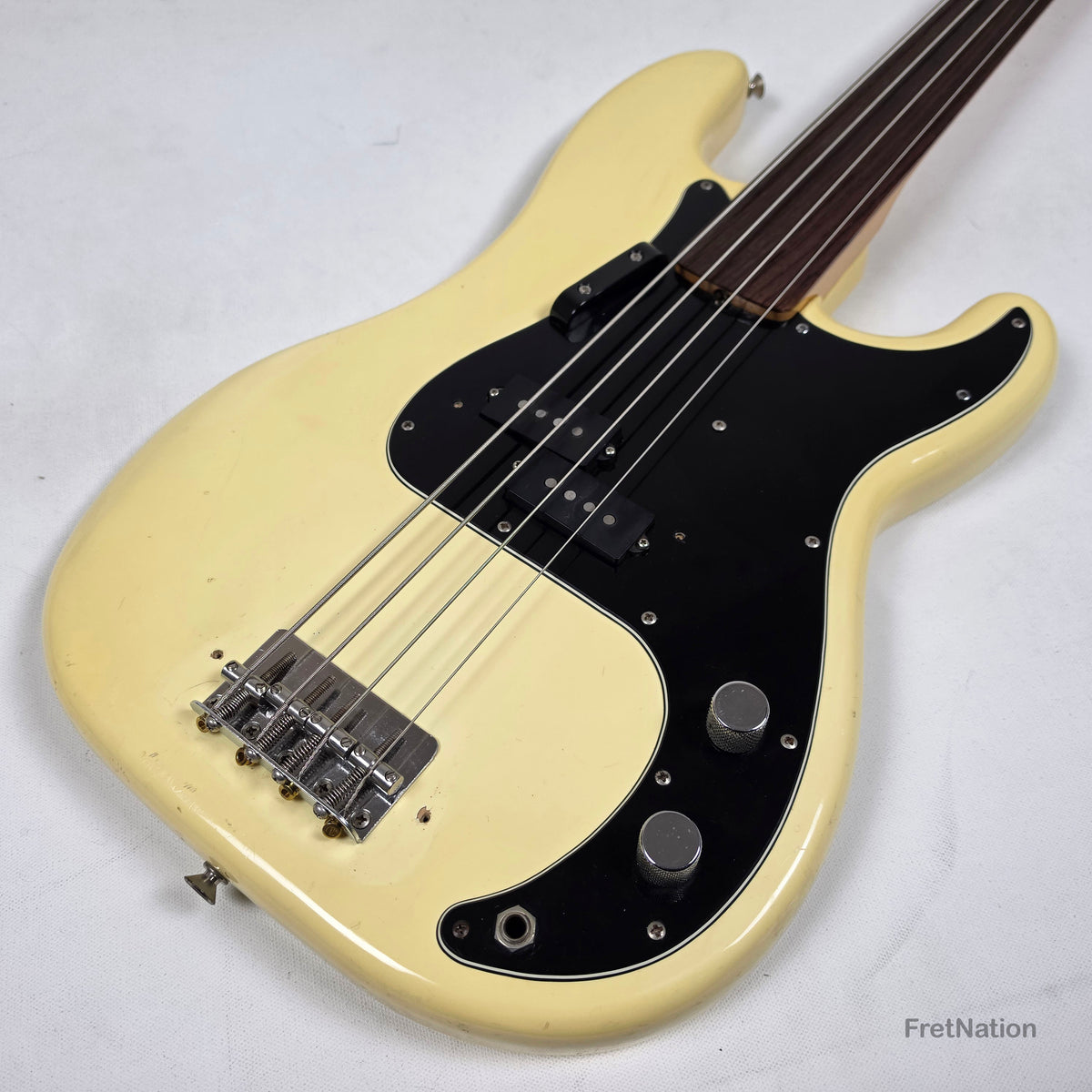 Fret Nation Fender 1979 4-String Precision Bass Fretless Olympic White 10.20lbs #S877840 Pre-Owned